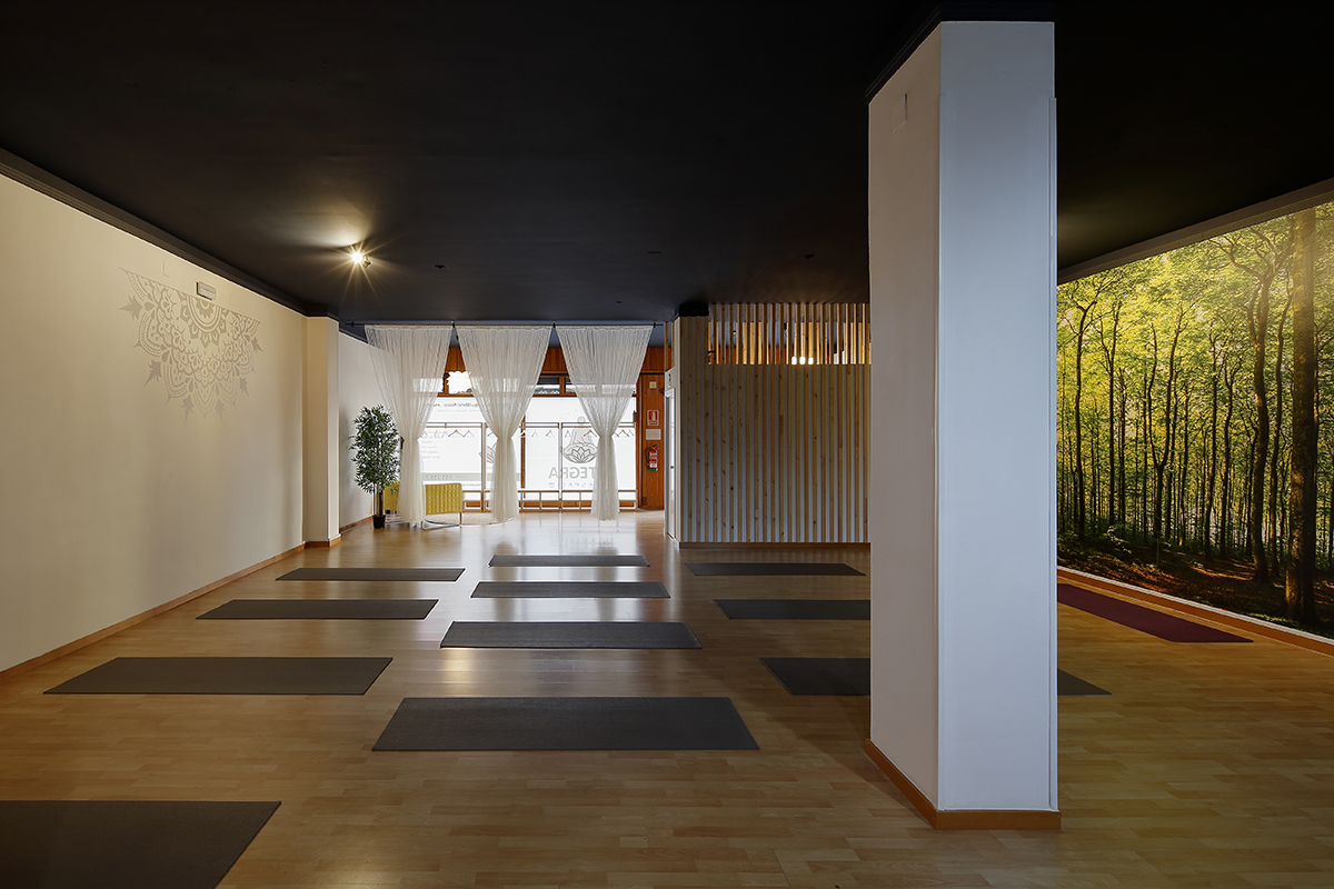 Sala de entrenamiento tras un trabajo de interiorismo en un centro de yoga