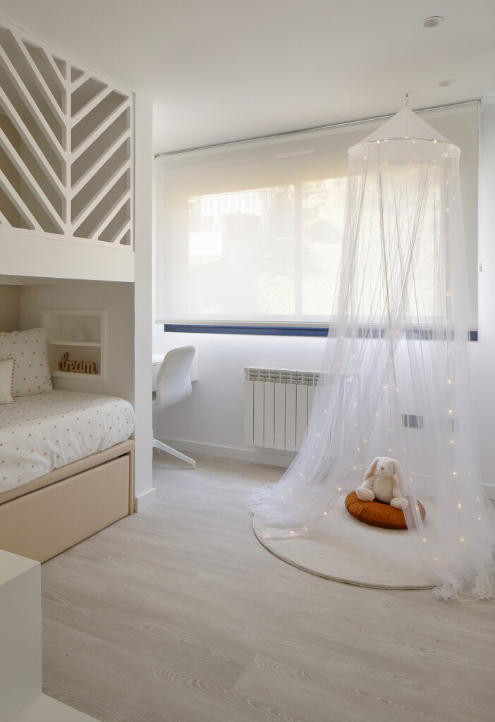 Dormitorio infantil con dosel y peluche, litera y celosía diseñada en proyecto de interiorismo