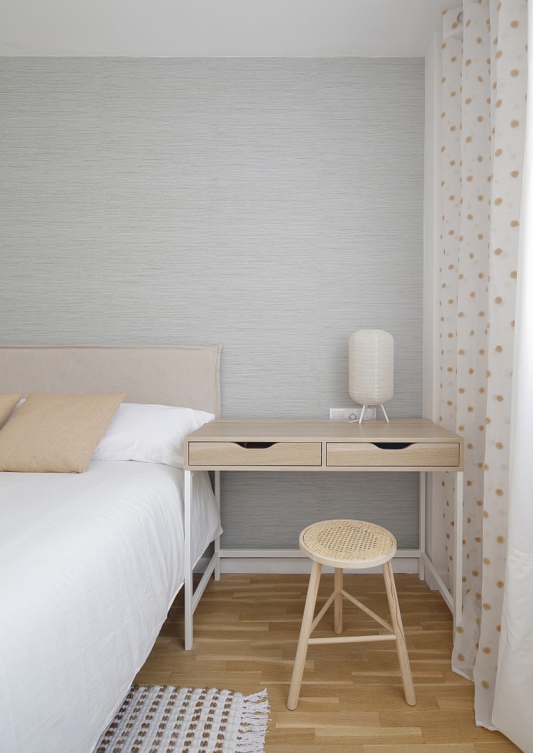 Escritorio con taburete diseñado en proyecto de interiorismo