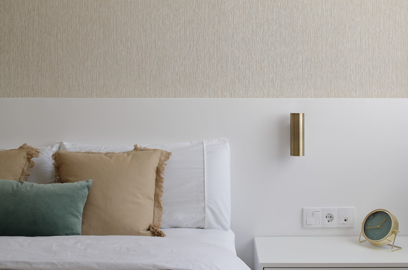 Cabecero de pladur con cojines delante, diseñado en proyecto de interiorismo