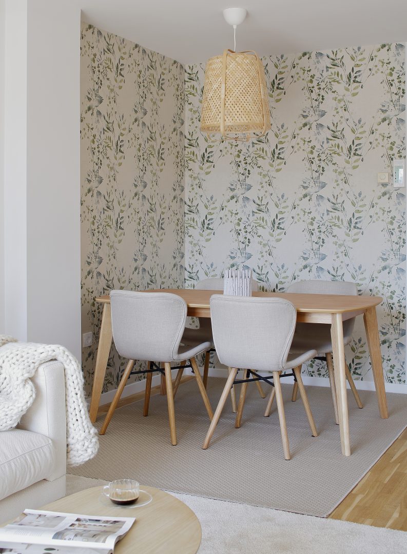 Comedor con lámpara diseñado en proyecto de interiorismo