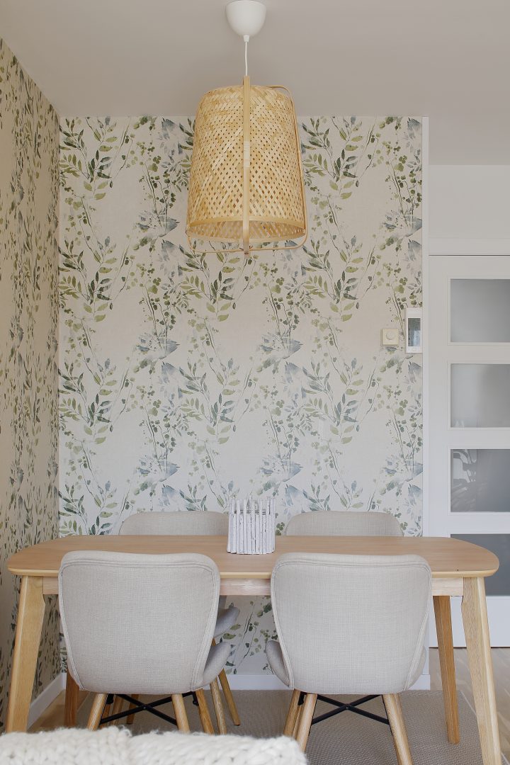 Comedor con lámpara diseñado en proyecto de interiorismo